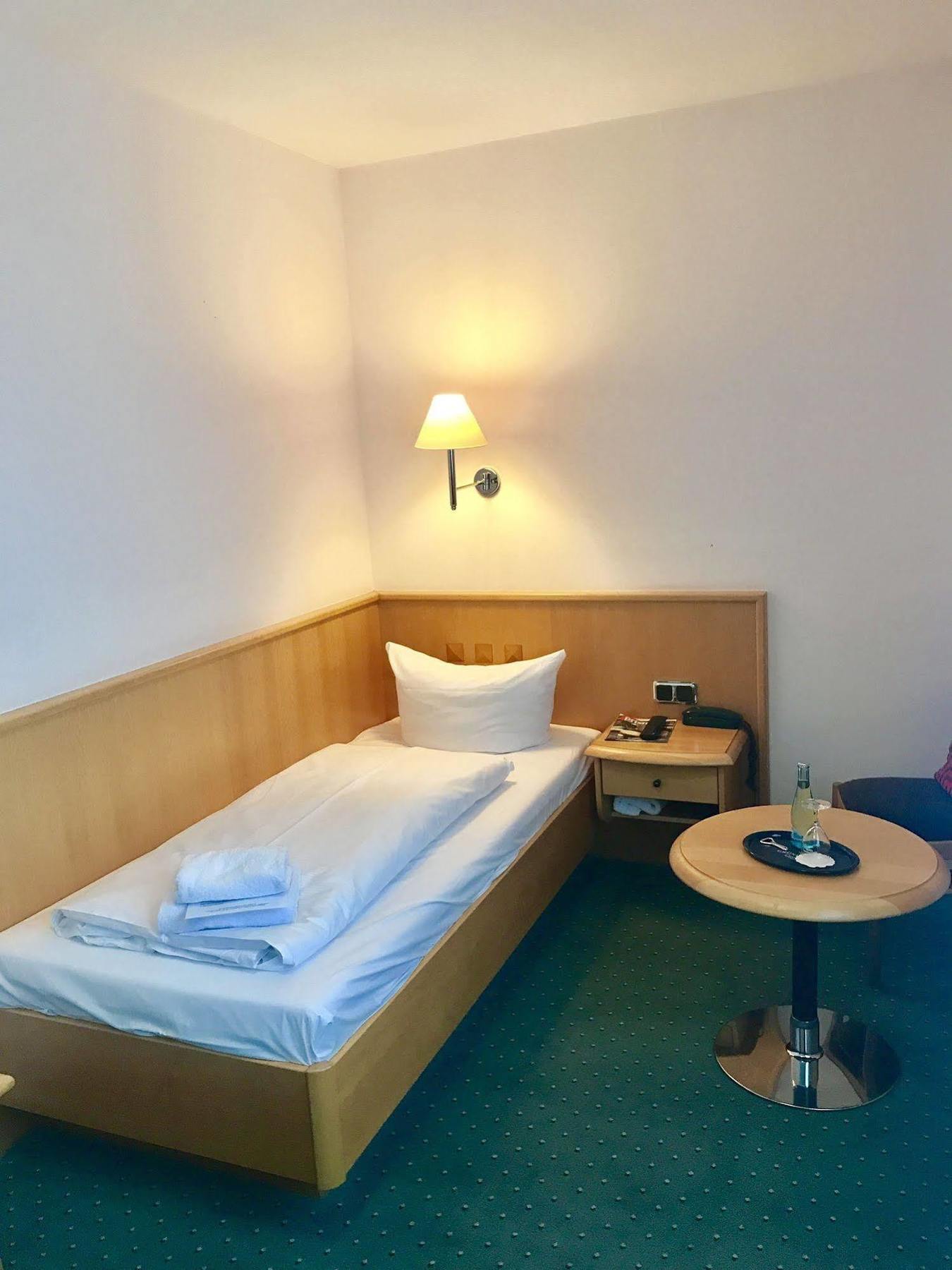 Hotel Berlin - Greenline Hotel Zossen Esterno foto