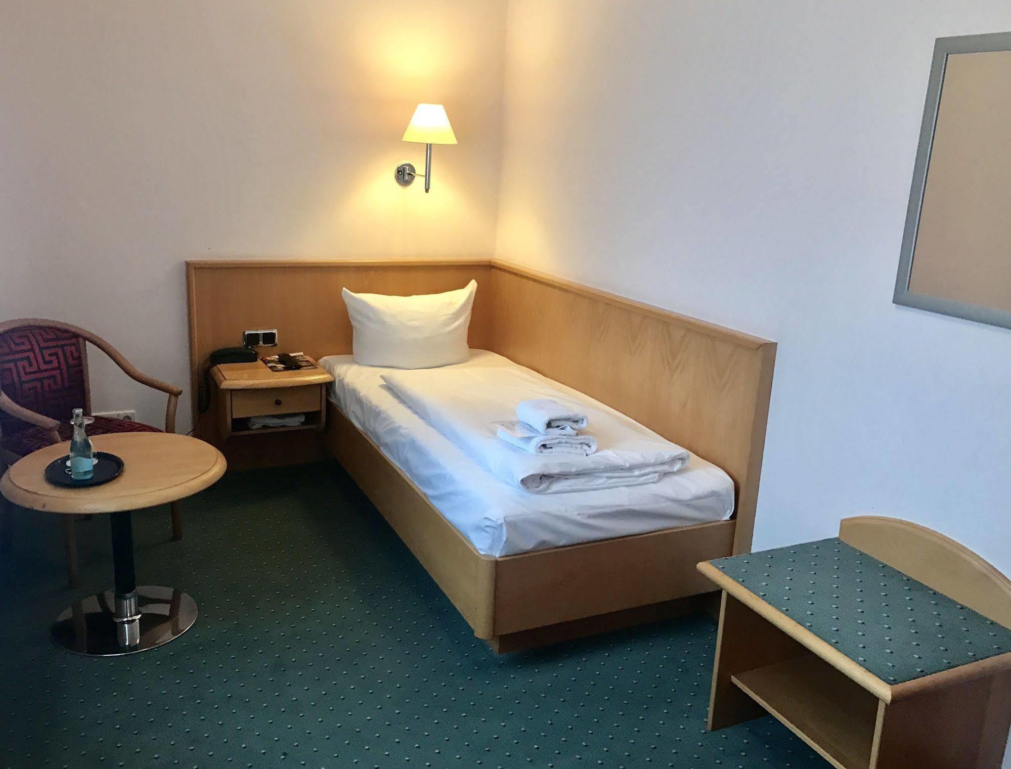 Hotel Berlin - Greenline Hotel Zossen Esterno foto